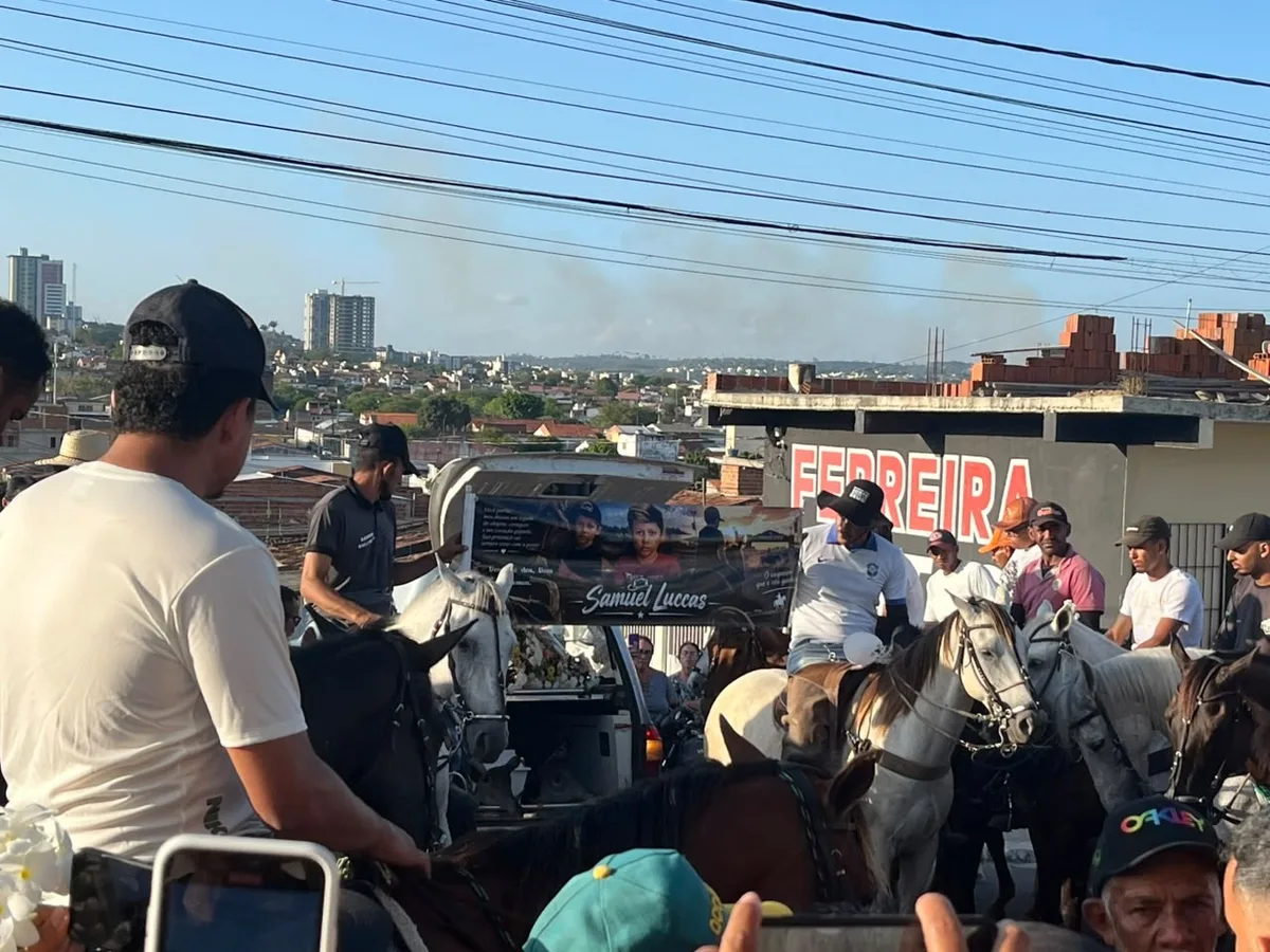 Criança de 10 anos arremessada para telhado de casa em acidente entre carro e moto no Agreste da PB é sepultada em Campina Grande