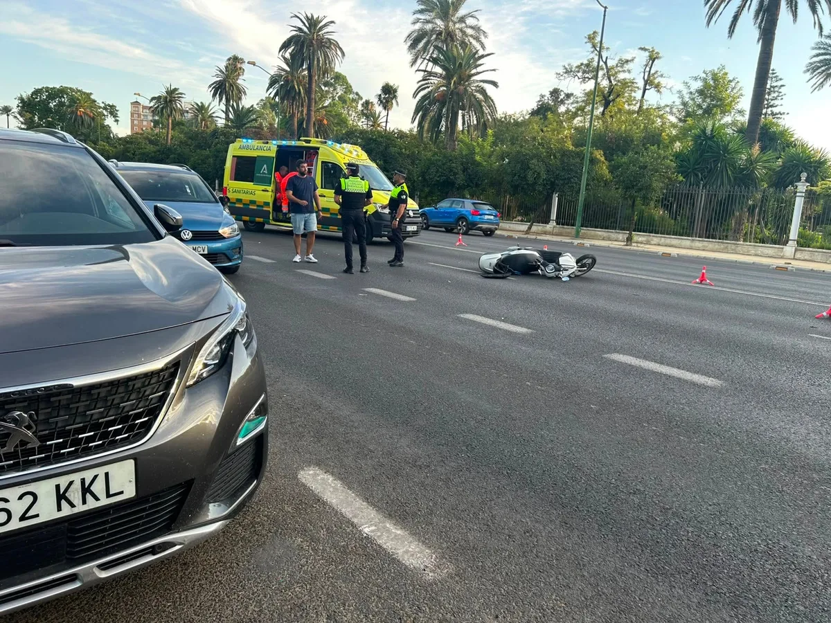 Dos heridos en el accidente entre un coche y una moto en el Paseo de las Delicias de Sevilla
