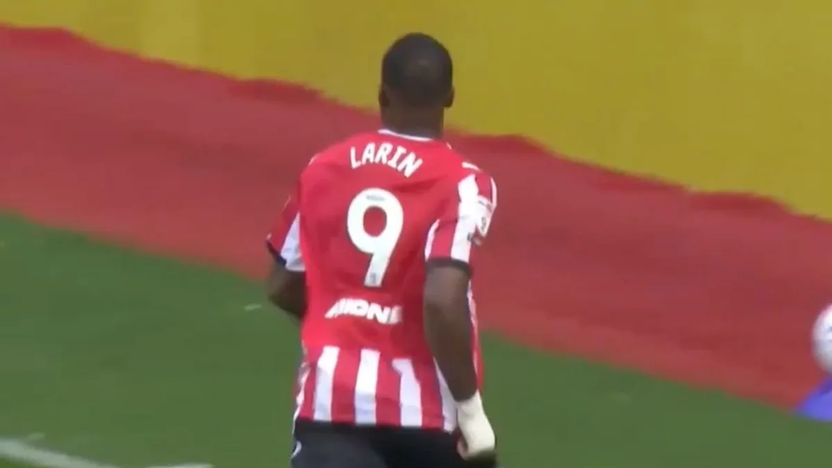 Cyle Larin hits beautiful volley goal for Southampton