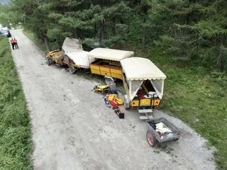Une calèche heurte un arbre en Suisse : un mort et douze blessés