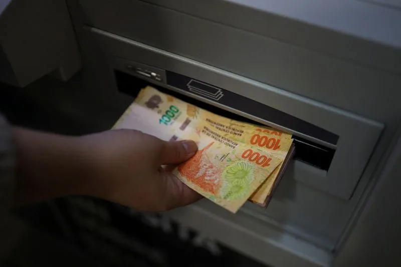 Cuánto puede costar usar un cajero automático de un banco que no es el propio