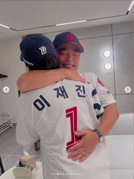 ‘프렌치 파파’ 이동준, 발달장애 子와 롯데 유니폼 입고 포옹 “꿈의 시타, 눈물 나”