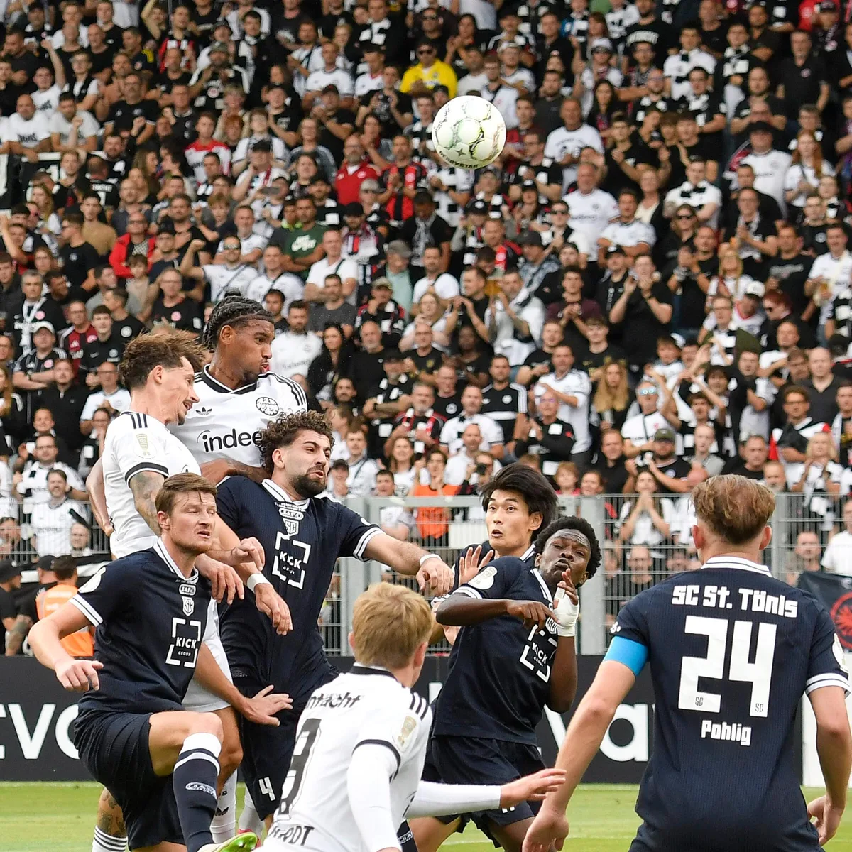 Fußball - Erste Runde im DFB-Pokal: Siege für Frankfurt und Karlsruhe, Platzsturm in Mannheim