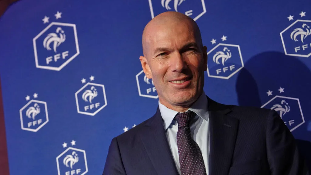 Foot: Zinédine Zidane, nouveau sélectionneur des Bleus, annonce sa première liste avec Mbappé