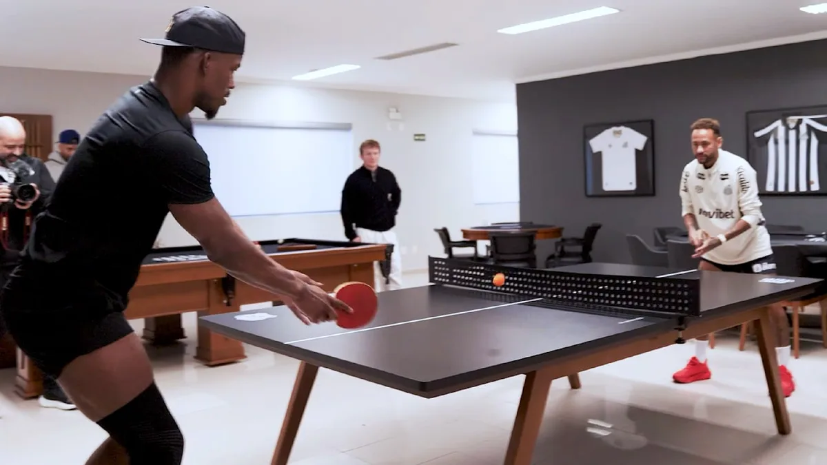 Plötzlich geht’s an die Platte - Neymar und Butler liefern sich Tischtennis-Duell