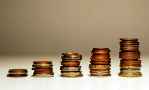 Taxas dos DIs descolam do exterior e fecham em queda com eleições no radar