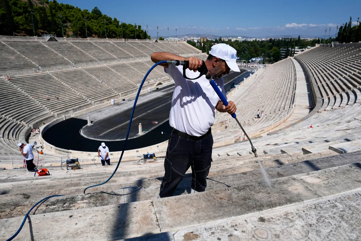 Atenas limpia por primera vez en más de 100 años el histórico estadio Panathenaico de los Juegos Olímpicos de 1896