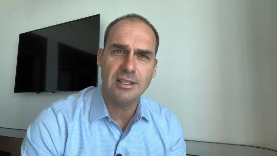 Eduardo Bolsonaro reage a ex-comandante da FAB após resposta a Flávio