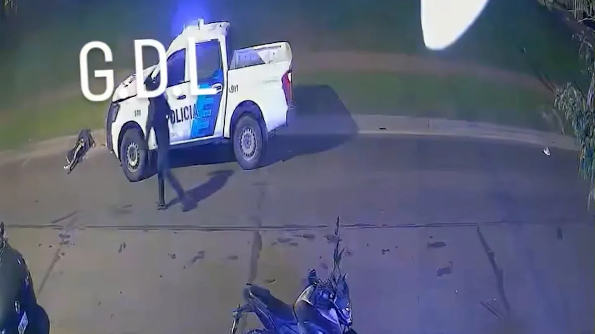 Impactante accidente en Don Orione: un patrullero que acudía a un llamado del 911 atropelló a un hombre cuando cruzaba la calle