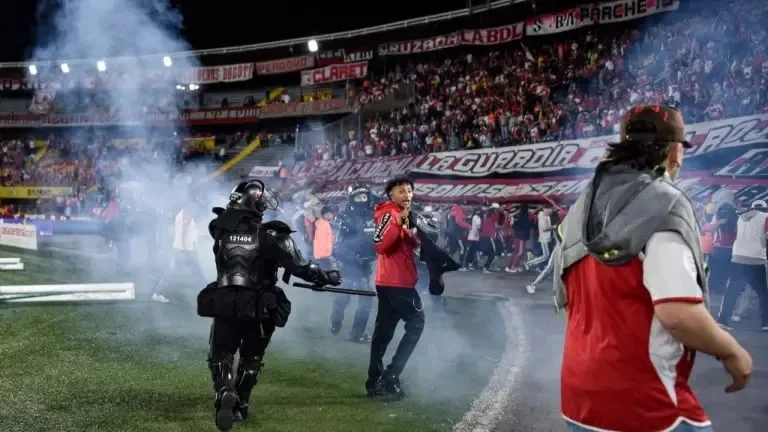 Enfrentamientos entre hinchas de Santa Fe y América dejaron 17 personas afectadas en El Campín