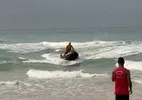 Grupo de 20 nadadores à deriva é resgatado pelos bombeiros em praia no Rio