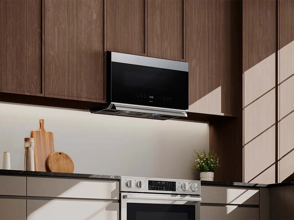 Samsung encontró una forma de ahorrar espacio en las cocinas pequeñas: un microondas que también es campana extractora
