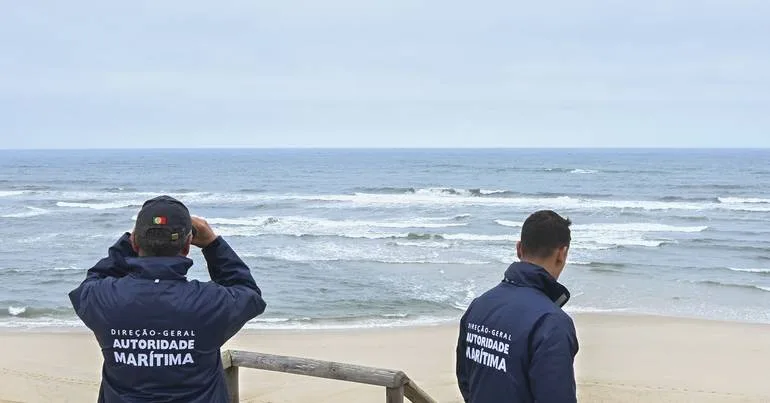Lancha à deriva apreendida em Oeiras