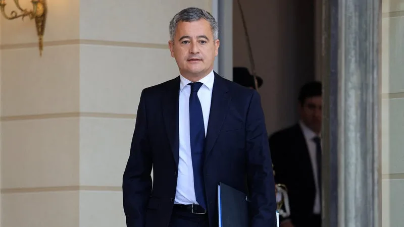 Violences du 17 octobre: Gérald Darmanin reconnaît que les autorités ont "failli" et annonce des "dizaines" de placements en détention provisoire
