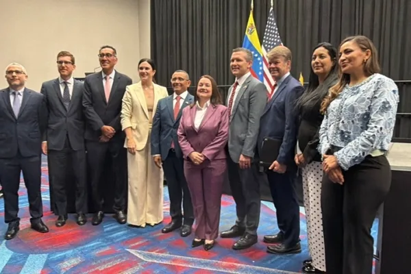 Venezuela firma acuerdos en materia petrolera con Hunt Oil y SLB durante conferencia de Houston