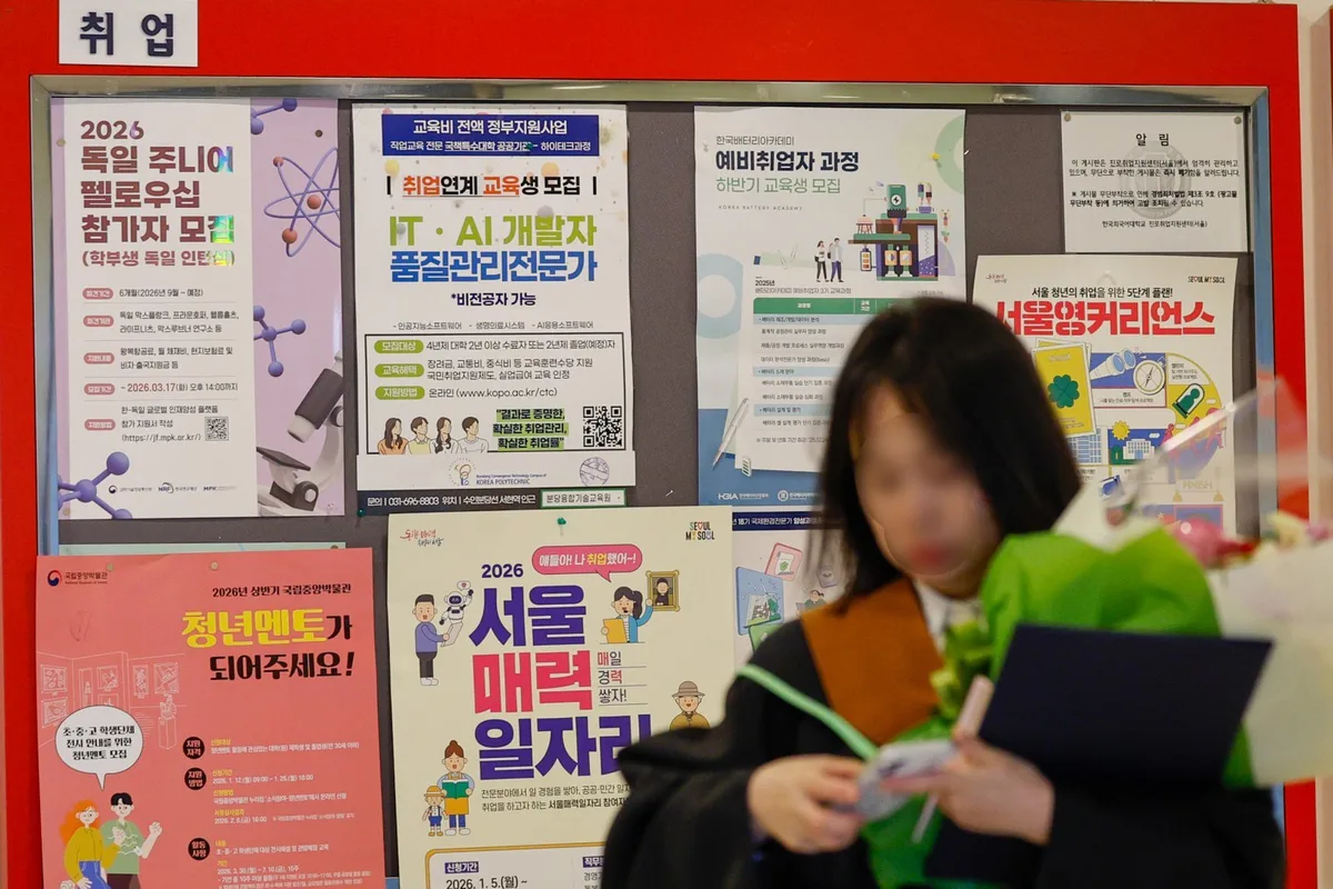 AI가 끊은 ‘신입 사다리’…4년새 청년 일자리 28.5만↓·50대 23만↑