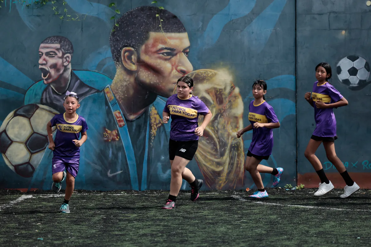 Gambetear a la desigualdad: la iniciativa que enseña fútbol y derechos para niñas en El Salvador