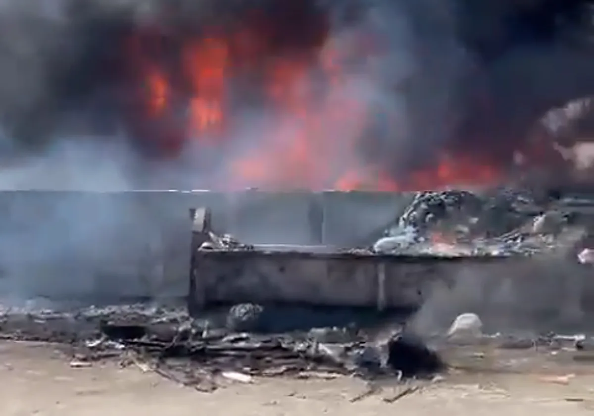Un incendio devora el punto limpio de Isla Mayor y amenaza a varias naves industriales