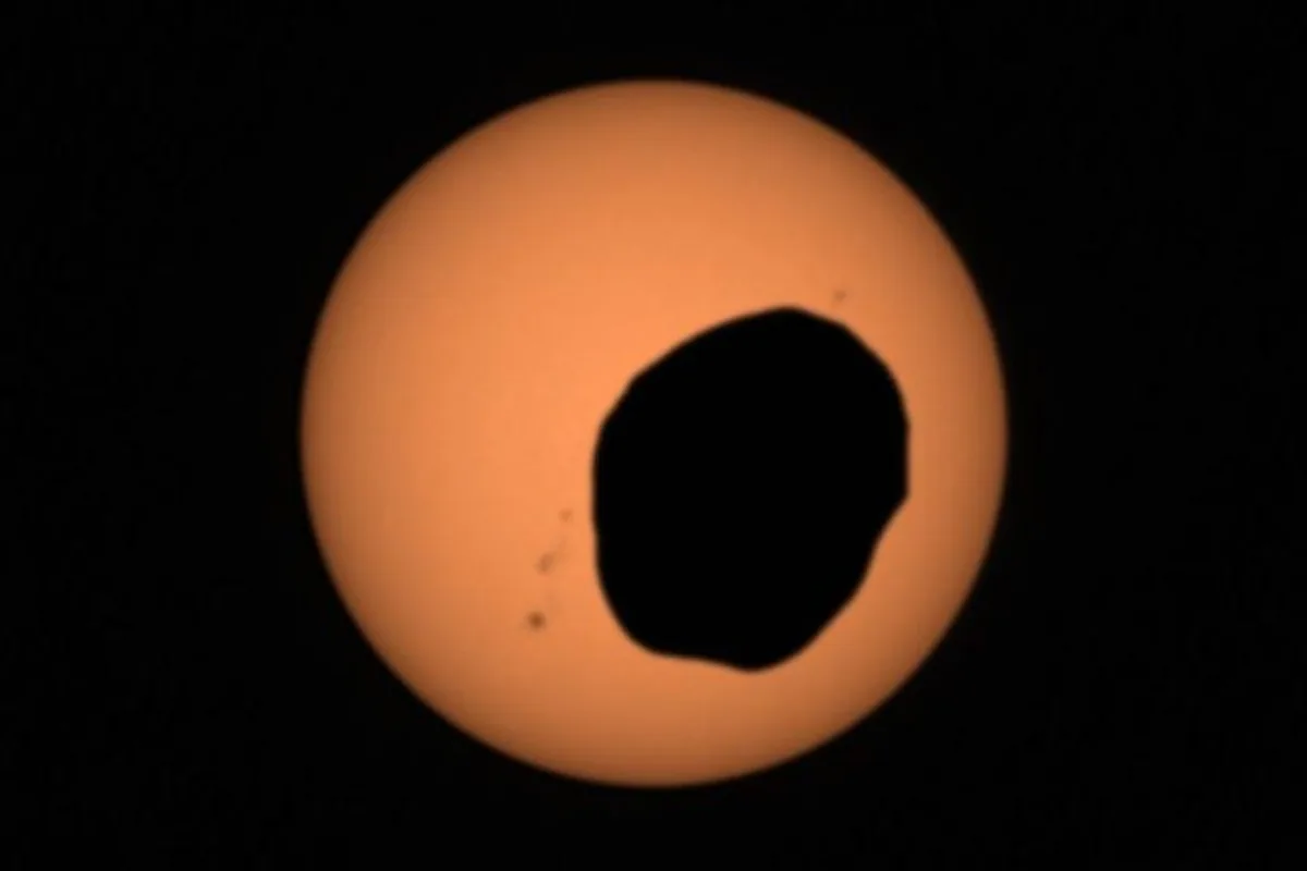 Rover Perseverance registra eclipse em que lua de Marte oculta o Sol