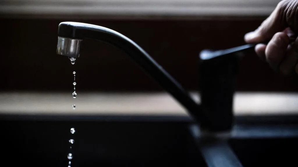 Avec la sécheresse en France, 40 000 personnes face au risque de pénurie d'eau potable