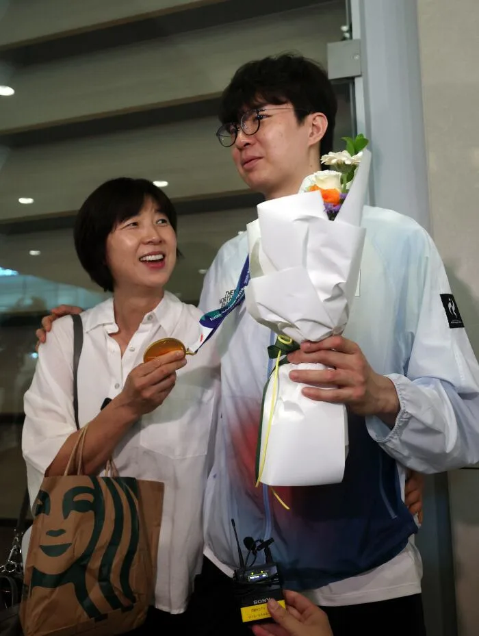 12년 만의 AG 금메달 대한민국 남자농구 금의환향. 이현중 향후 일정+이우석 개막전 출전여부+유기상 발목상태는?