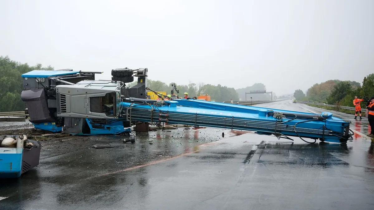 Vollsperrung: Umgekippter Schwertransport: A2 den ganzen Tag gesperrt