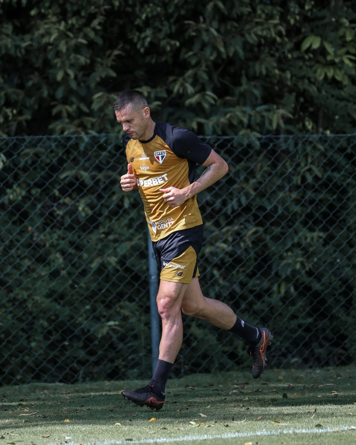 Toloi avança em recuperação e participa de treino do São Paulo