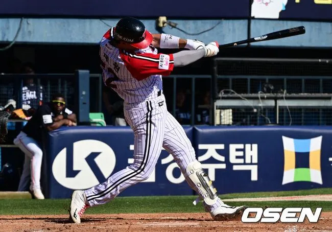 외야수가 움직이지 않고 얼어붙었다...LG '잠실 빅보이' 또 140.6m 초대형 홈런 터졌다, 이틀 연속 괴력 홈런