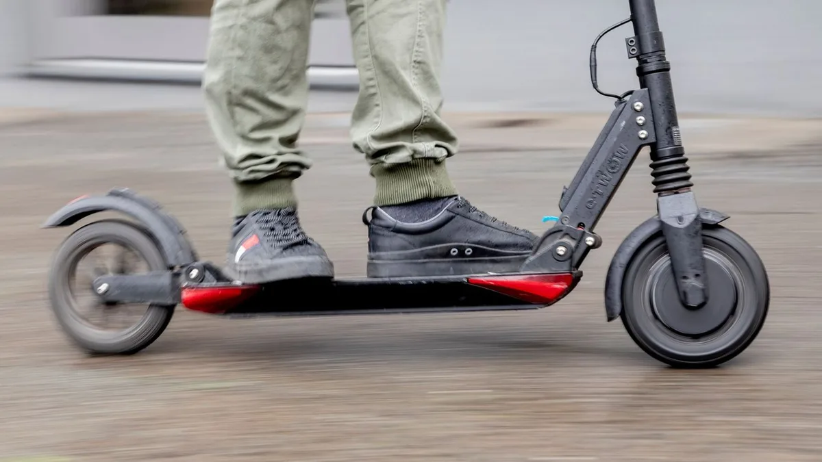 Unfall: Rad gegen E-Scooter: lebensgefährlich verletzt