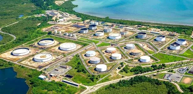 Combustível custa até 122% mais caro em refinarias privatizadas