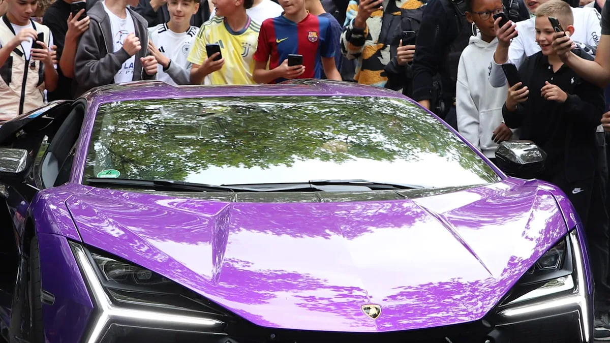 In Berlin - Lilafarbener Lamborghini löst Massenansturm aus