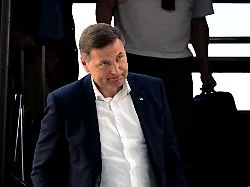 Millionen im Voraus bezahlt: Estlands Verteidigungsminister tritt nach Munitionsskandal zurück