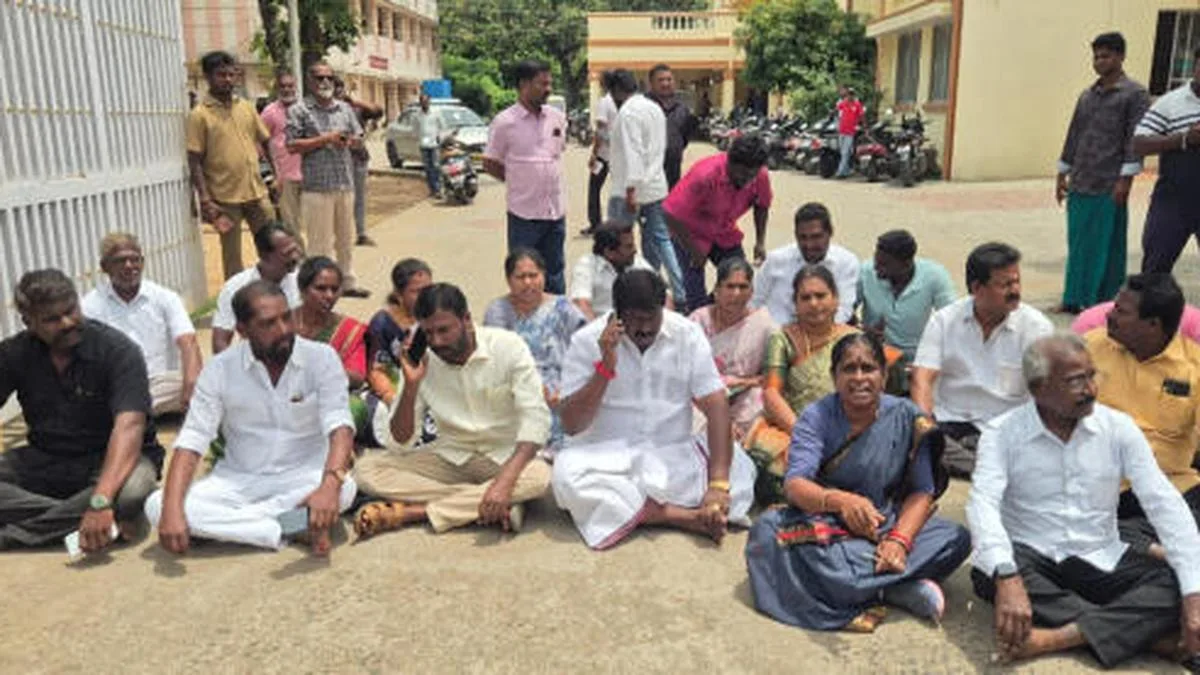 Cuddalore Mayor, DMK councillors protest against Corporation Commissioner