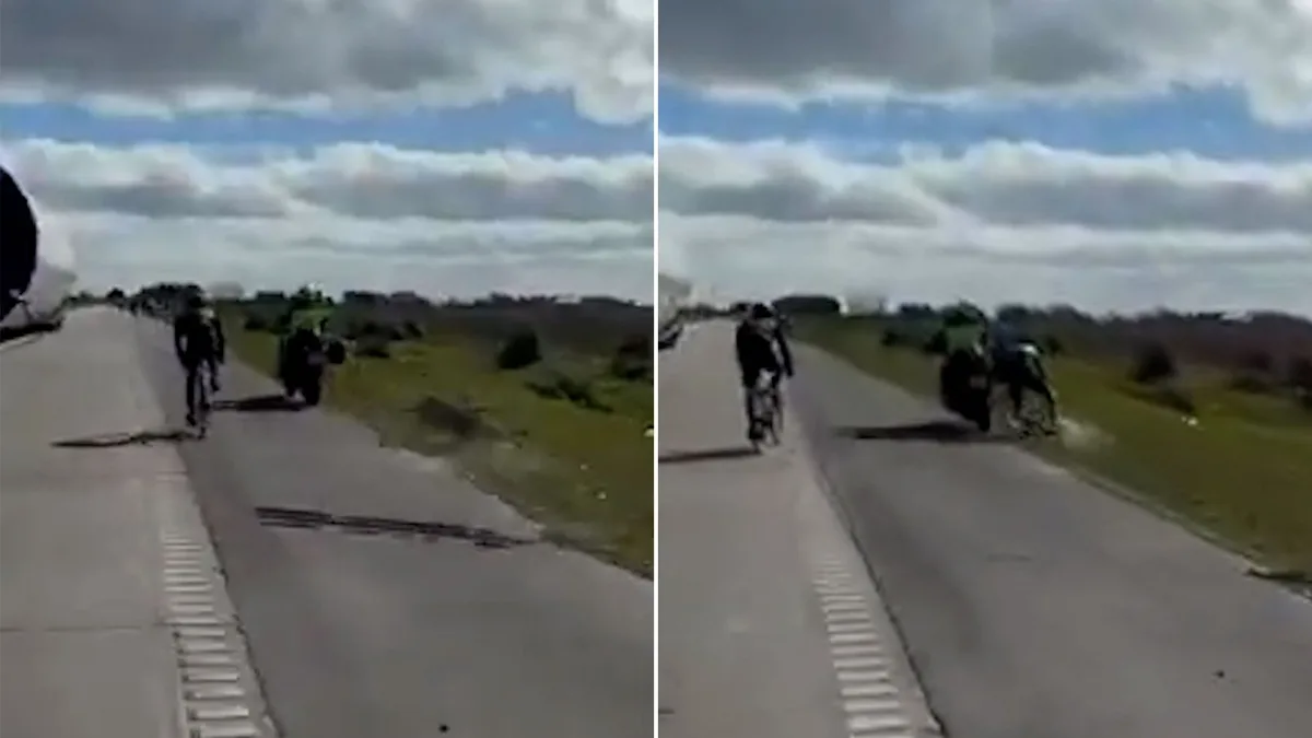 Un policía embistió a un ciclista que circulaba en grupo por una ruta, lo tiró a la banquina y fue grabado