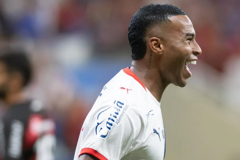Jean Lucas marque et célèbre en enlevant son maillot avant qu'un adversaire le déchire dans le derby du Salvador au Brésil
