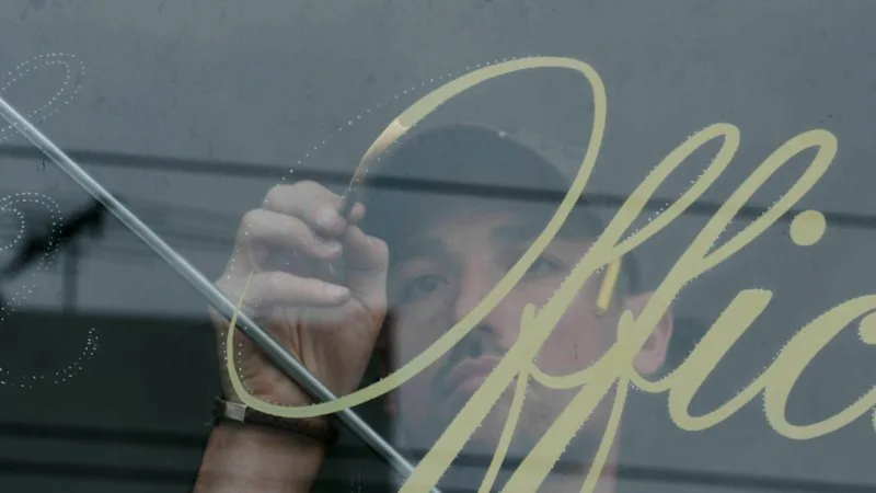 The sign writer bringing the trade back in South America
