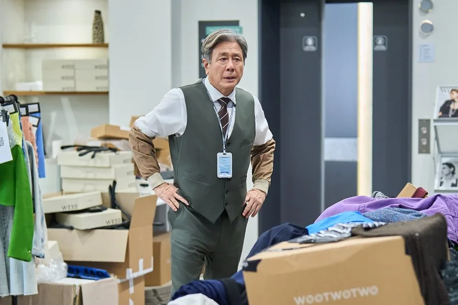 Choi Min Sik Takes On The Challenges Of Intern Life In “The Intern”