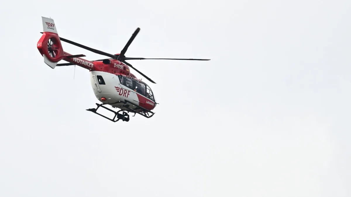 Lebensgefährliche Verletzungen: Senior missachtet Vorfahrt - Rollerfahrerin verletzt