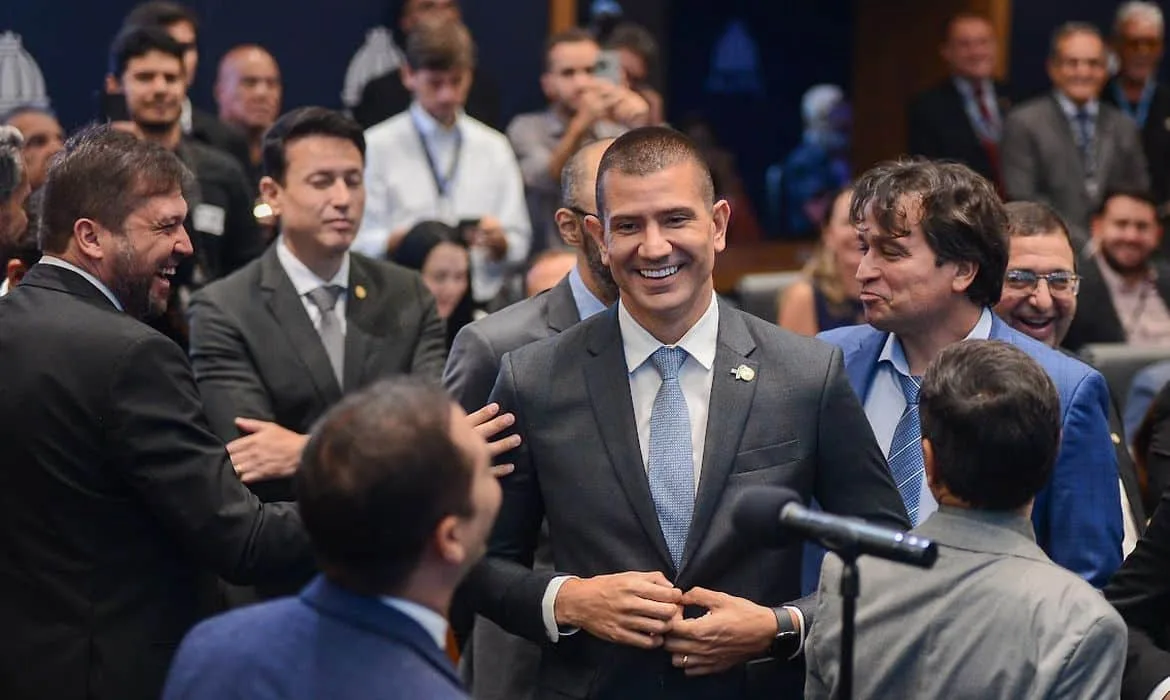 Candidato do PL ao governo do RJ diz que “escolas de samba são um ataque à família”
