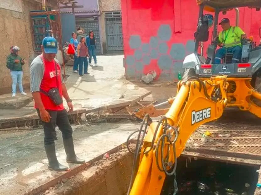 Gobierno de Distrito Capital realiza mantenimiento a quebradas en Antímano