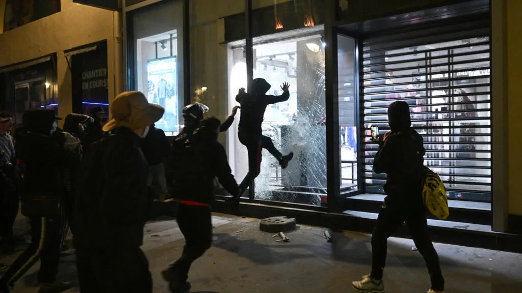 Pillages, affrontements, gaz lacrymogènes... de nouvelles violences à Paris, Lyon et Marseille