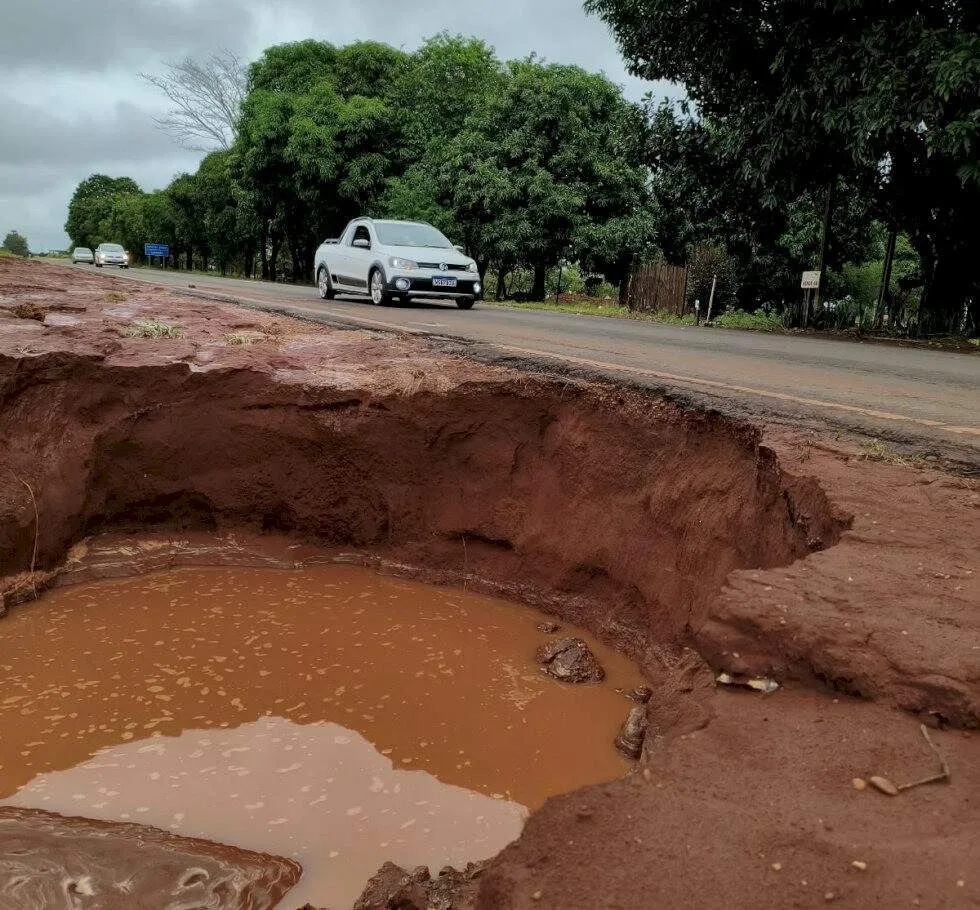 Chuva abre cratera e compromete asfalto da MS-141, entre Ivinhema e Angélica