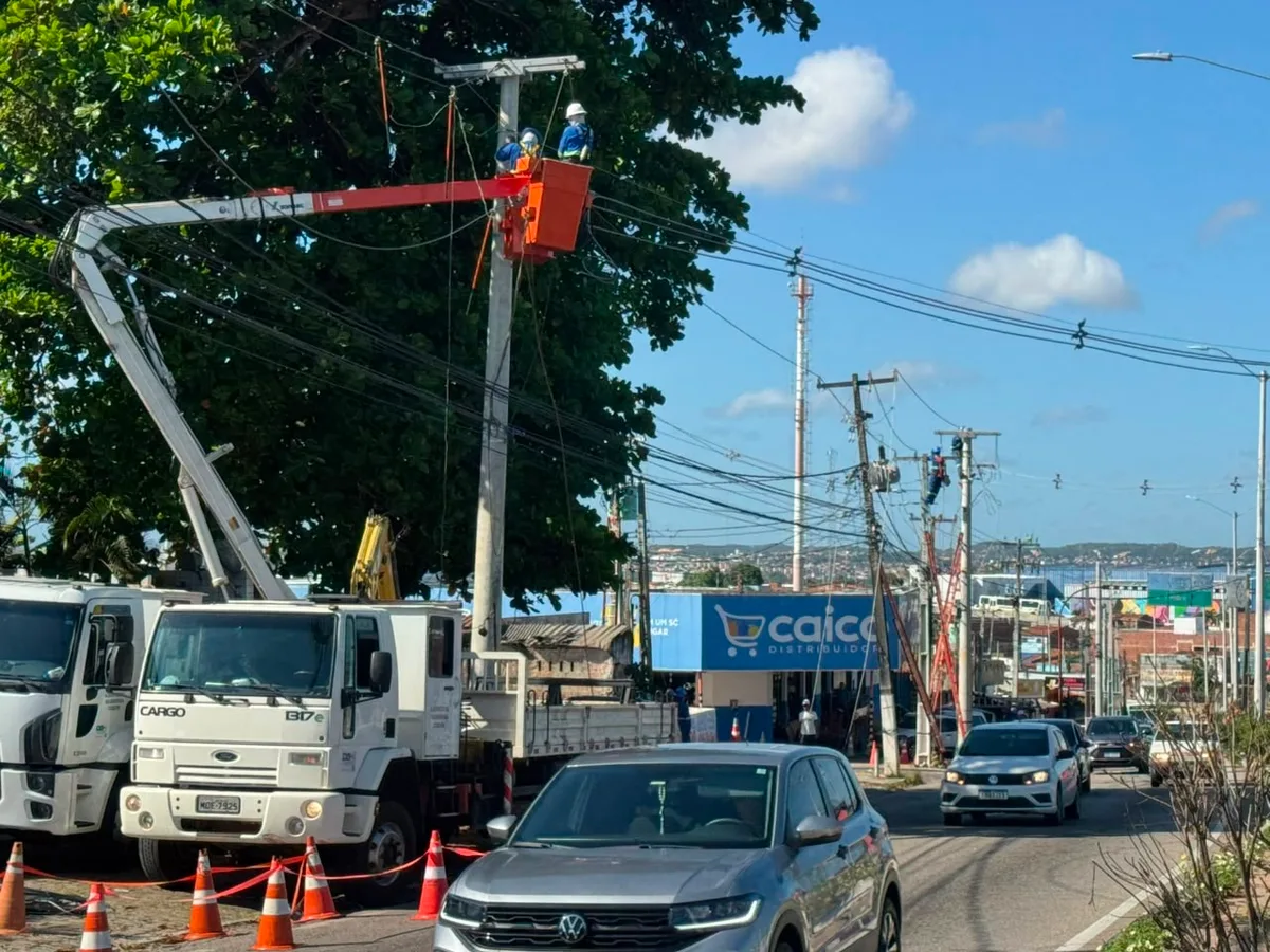 Cosern interdita faixa na Av. João Medeiros Filho e suspende energia em imóveis para serviço em Natal