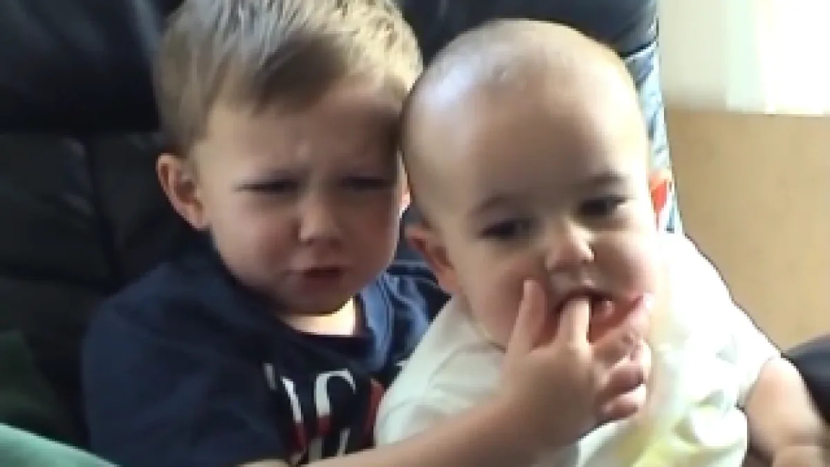 El mordisco que hizo historia: qué fue de Harry y Charlie, los hermanos de "Charlie Bit My Finger"