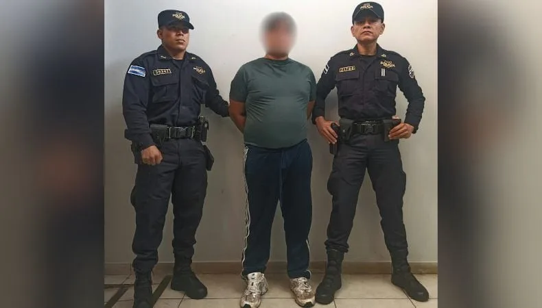 Capturan a un hombre acusado de encerrar a su pareja, dejarla sin comer y golpearla con un martillo en El Salvador
