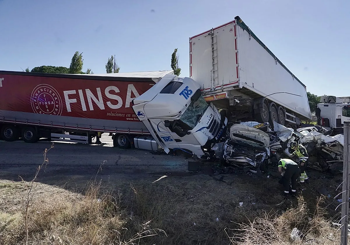 Un fallecido y varios heridos en un grave accidente entre tres camiones y dos coches en la A-62 a la altura de Tordesillas