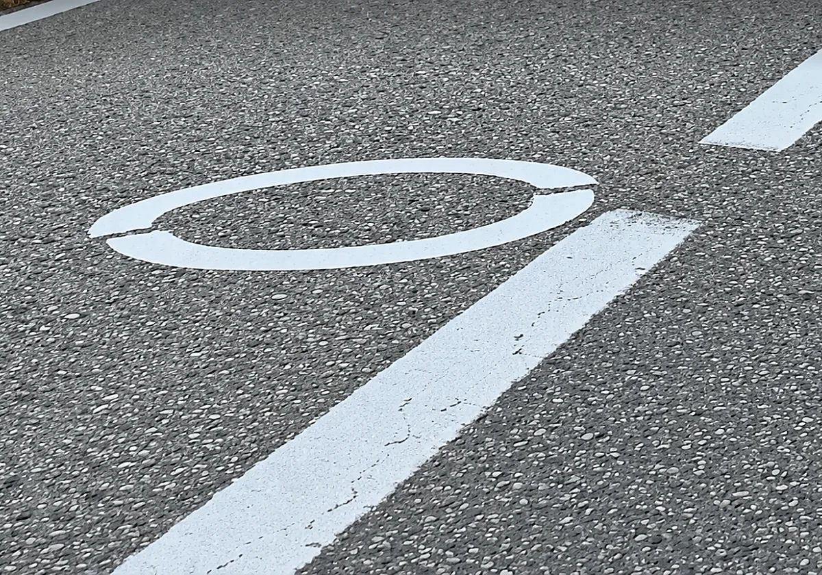 Las nuevas líneas de la DGT ya están en pruebas: cómo funcionan y qué hacer cuando las veas