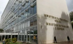 Ministério do Trabalho notifica mais de 100 empresas por desvios no uso do PAT