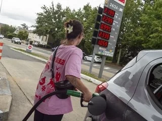 Hausse des prix du carburant : nouvelles aides, réunions à Matignon ce lundi… Le gouvernement pressé d’agir