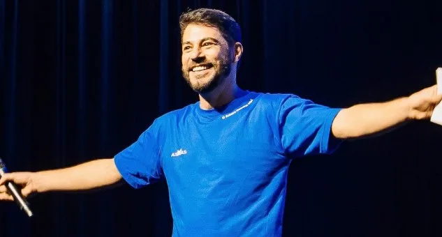 Evaristo Costa brinca sobre produzir ‘conteúdo adulto’ e surpreende fãs